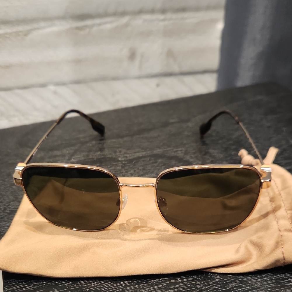 NWT Burberry Metal Man Stylish Gold Aviator Sunglasses w/case & Original Box - Picture 2 of 12